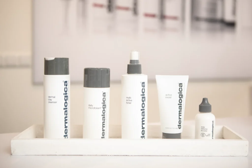 Assortiment Dermalogica producten op een rijtje gepresenteerd op een wit dienblad